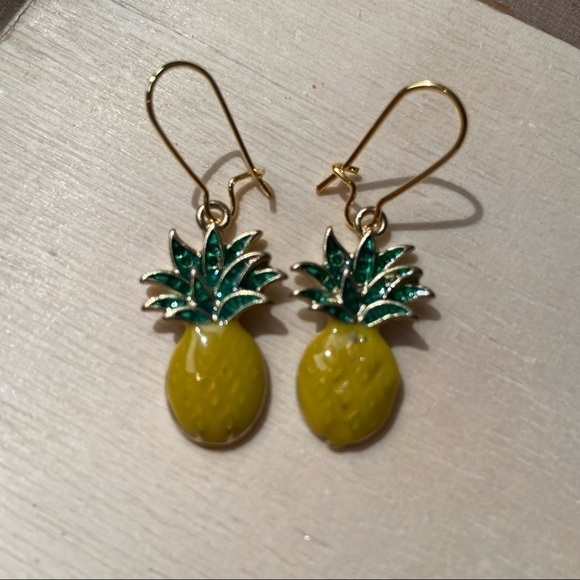 Pineapple dangle earrings with gold wires - Picture 3 of 3